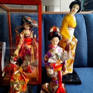 3 dolls (not 1 in case)